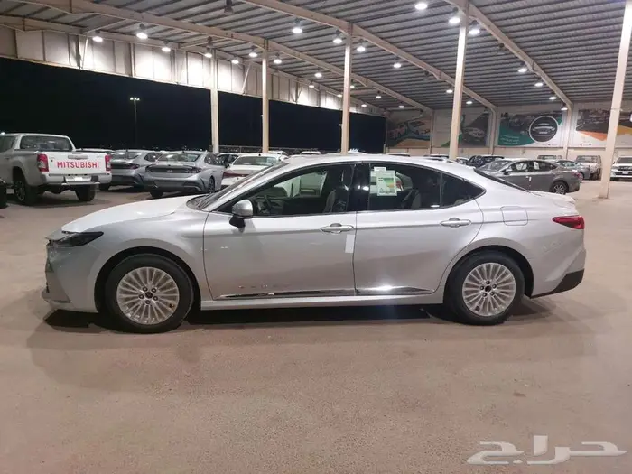 تويوتا كامري LE بنزين 2025 1