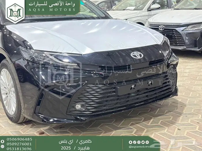 كامري E بلس أسود هايبرد 2025 عليها عرض 20