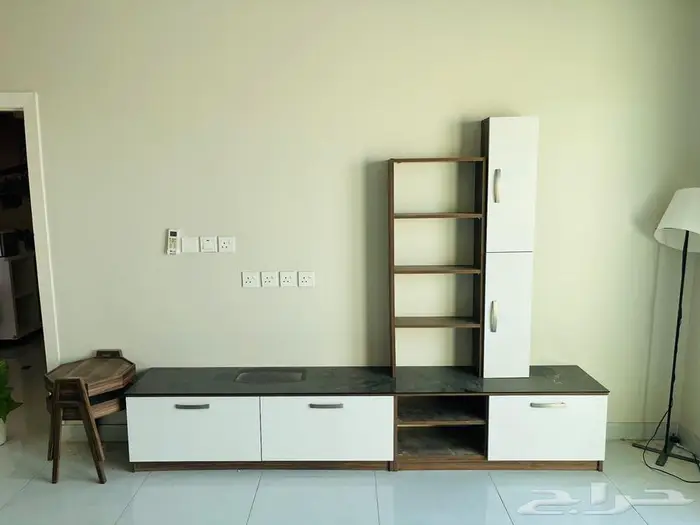 طاوله تلفزيون مع طاولت خدمه مع جلستين حوش واناره خارجيه 0