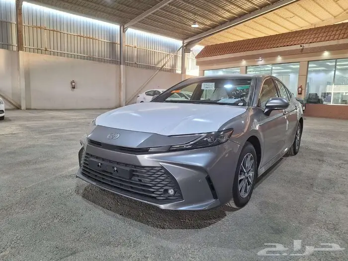 تويوتا كامرى E ستاندر بنزين2025 4