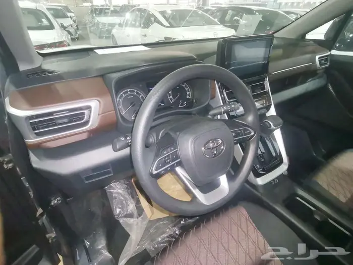 انوفا بنزين رصاصي 2025 سعودي 4