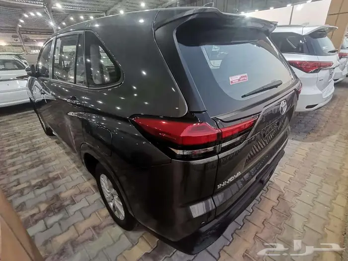 انوفا بنزين رصاصي 2025 سعودي 3