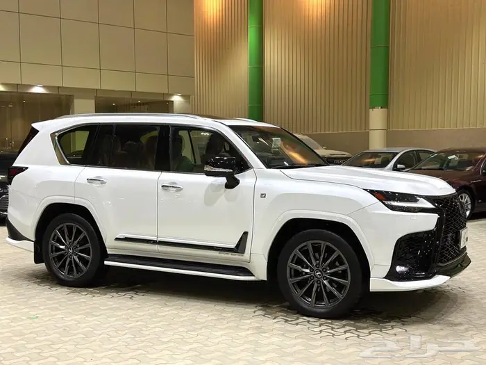 لكزس 2024 LX600 فئة اف سبورت عبداللطيف جميل. 6