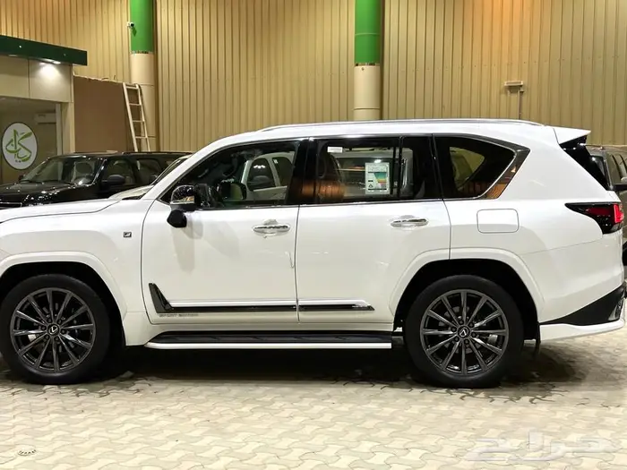لكزس 2024 LX600 فئة اف سبورت عبداللطيف جميل. 18