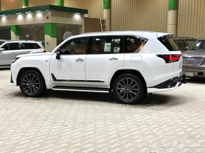 لكزس 2024 LX600 فئة اف سبورت عبداللطيف جميل. 16
