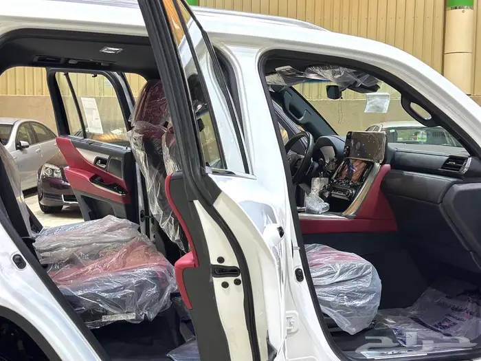 لكزس 2024 LX600 فئة اف سبورت عبداللطيف جميل. 35