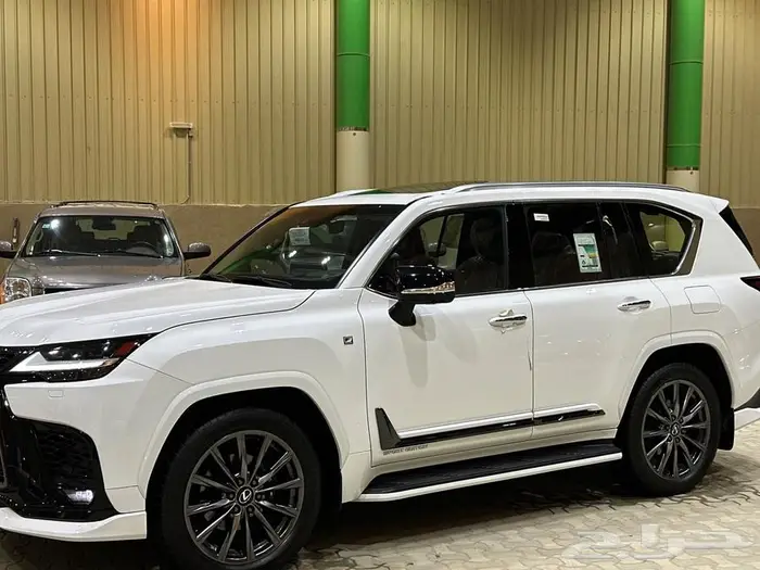 لكزس 2024 LX600 فئة اف سبورت عبداللطيف جميل. 36