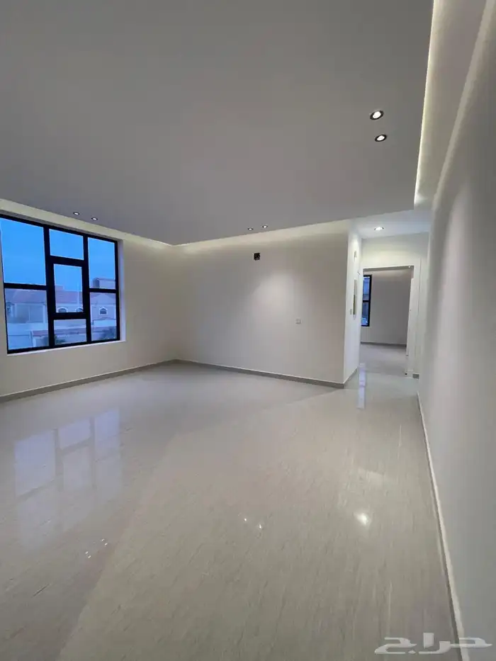 للبيع شقة جديدة مع سطح خاص في مشارف الحزم 1