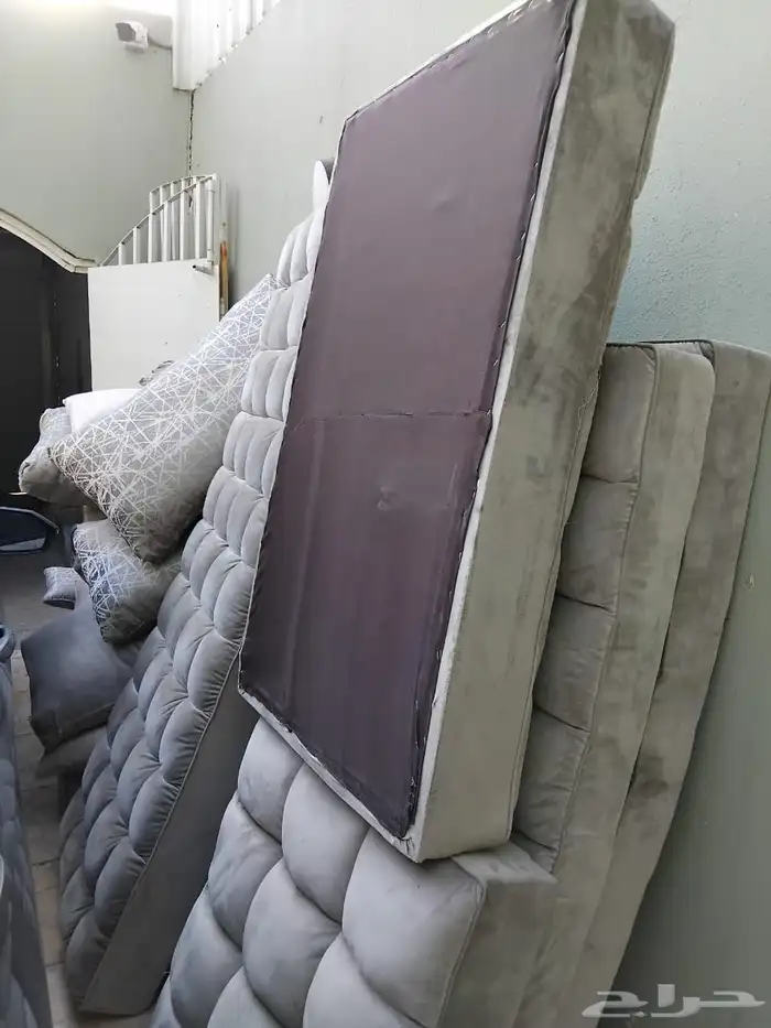 سرير نفرين مترين في مترين وكنب ارضي مرتفع 3