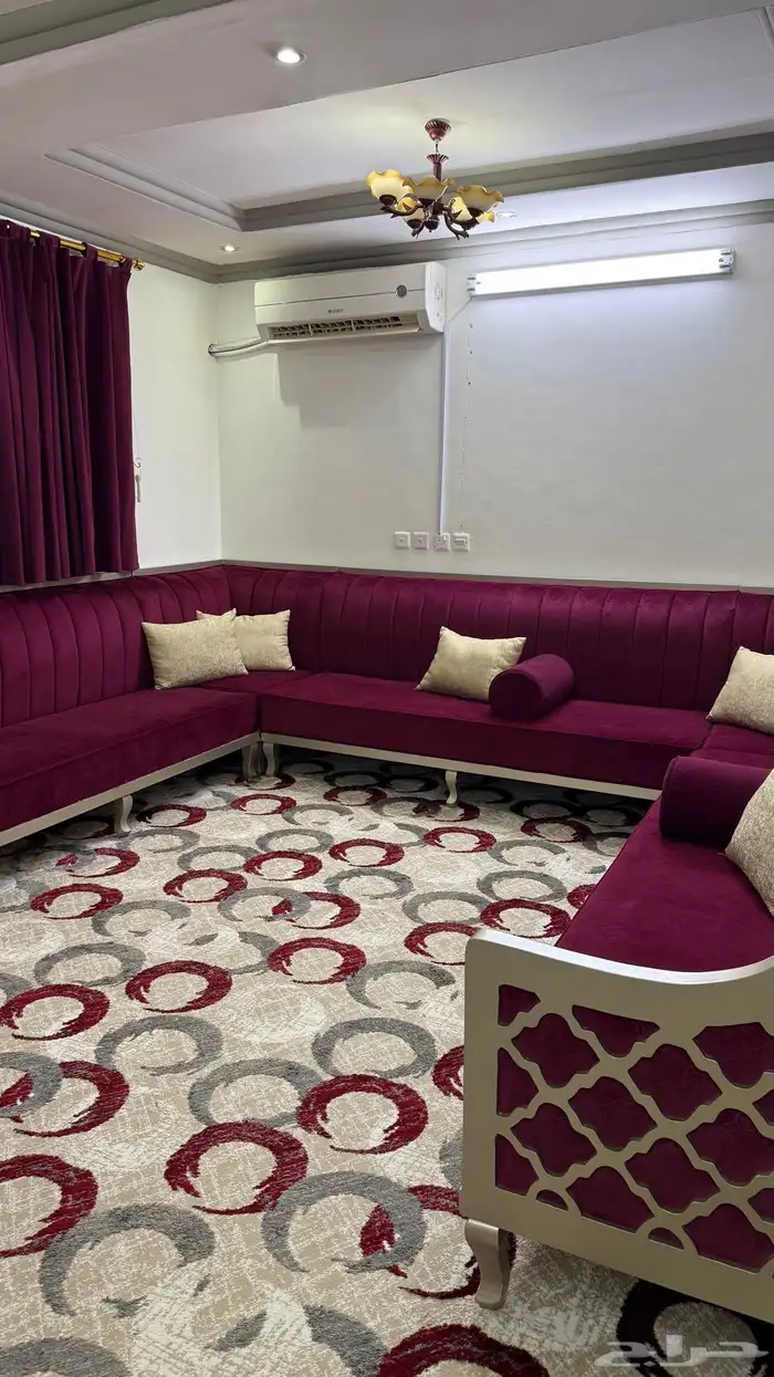 كنب كامل للبيع مع جميع ملحقاته 1