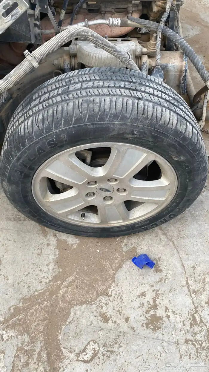 يوجد لدي قطع فورد فكتوريا 65