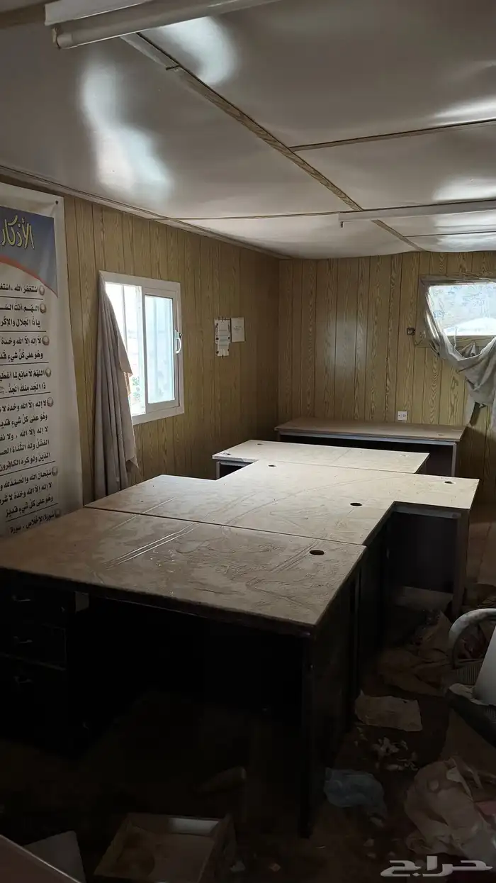 كراسي وطاوله مكتبة ويوجد طابعة 2