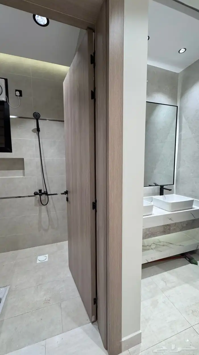 للبيع شقه ارضيه 6 غرف vipمع حوش وبايكه من 540 الف احد رفيده 6