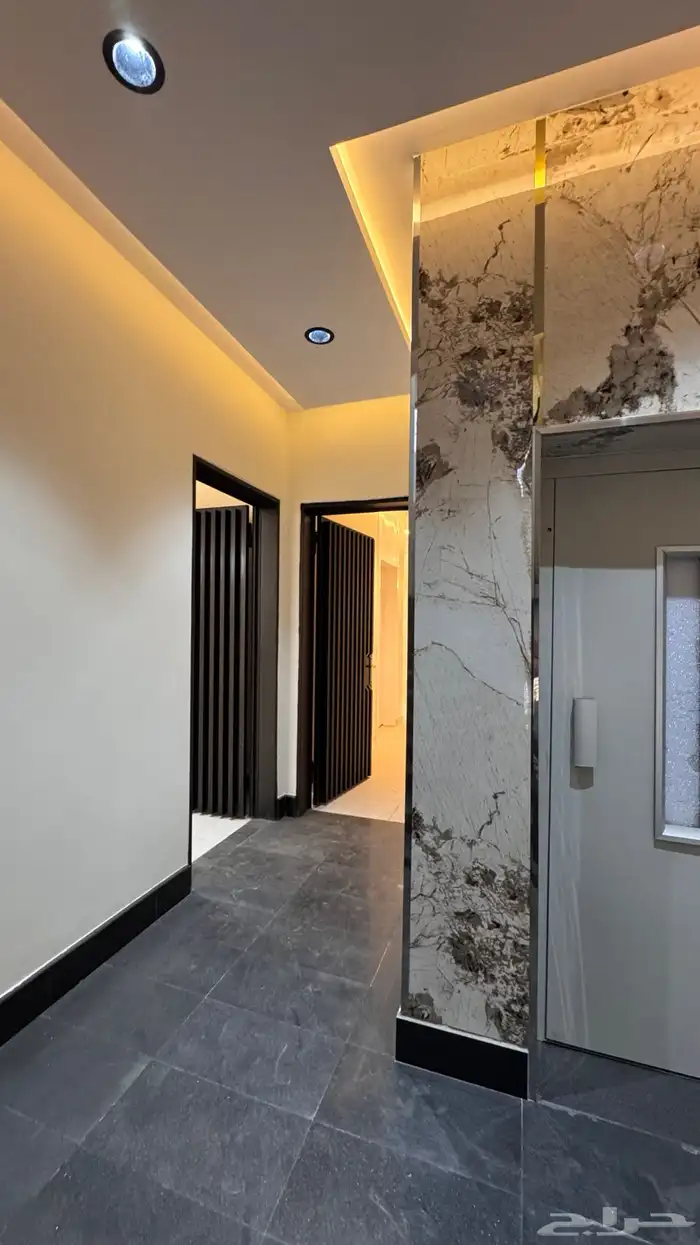 للبيع روف علوى مع ملحق مداخل مستقله من 600 الف حى الوسام 5