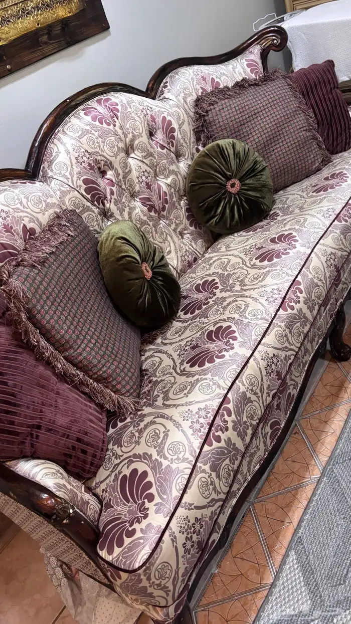 كنب مجلس شبه جديد من مفروشات المطلق وطقم الطاولات والستاره 5