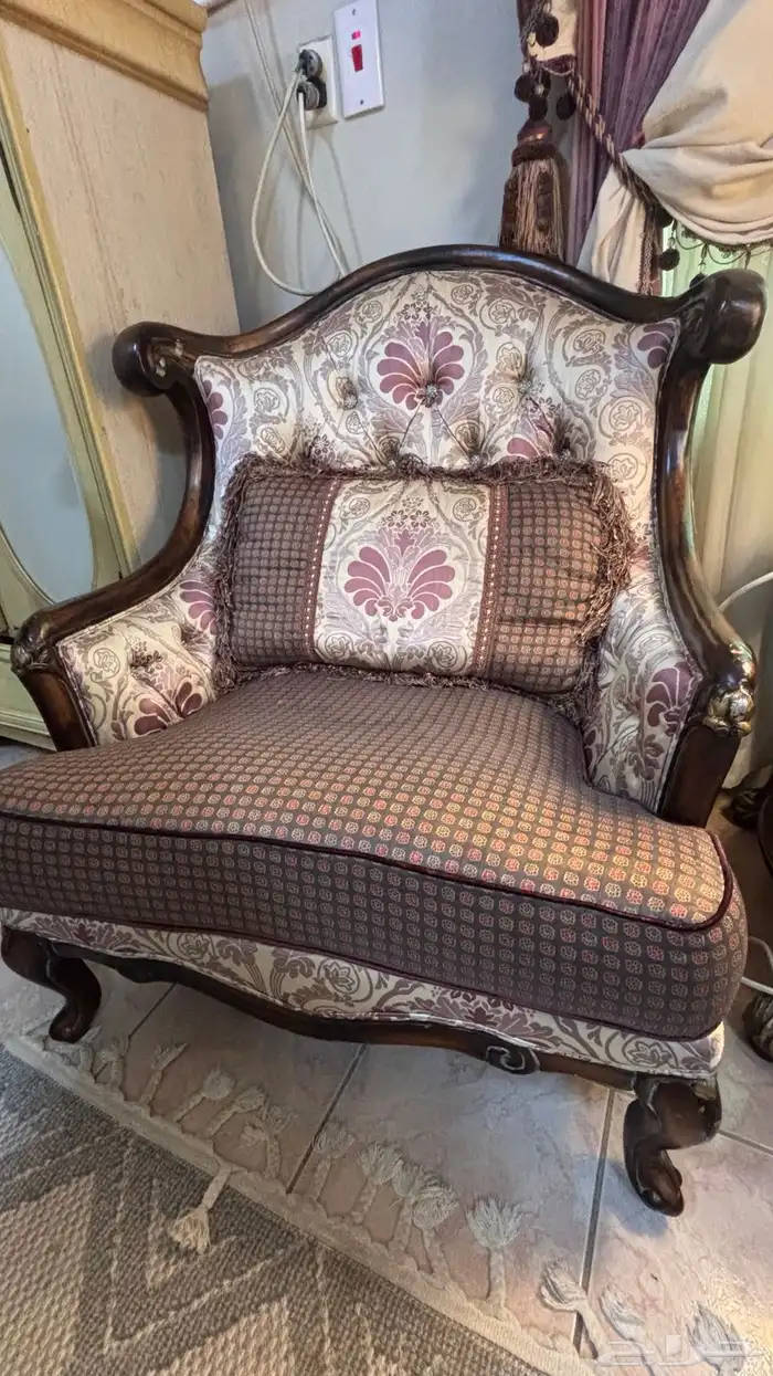 كنب مجلس شبه جديد من مفروشات المطلق وطقم الطاولات والستاره 8