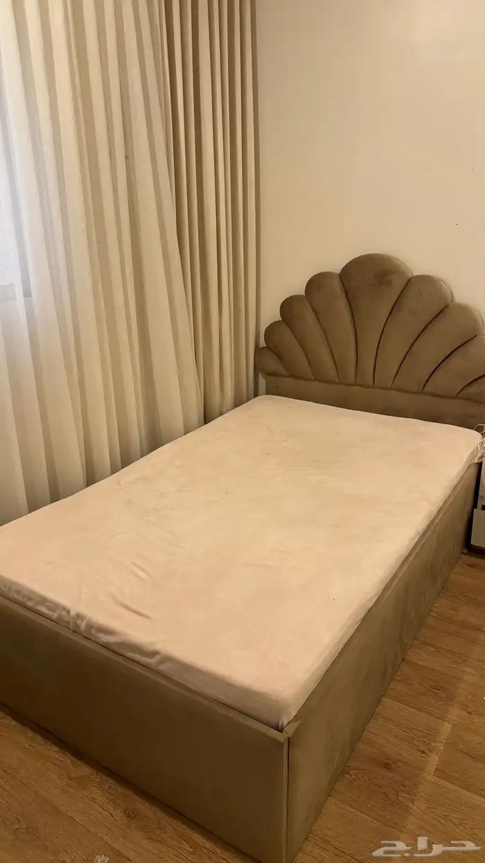 سرير جديد نفر ونص 300 الواحد وكنب صاله 1500 1