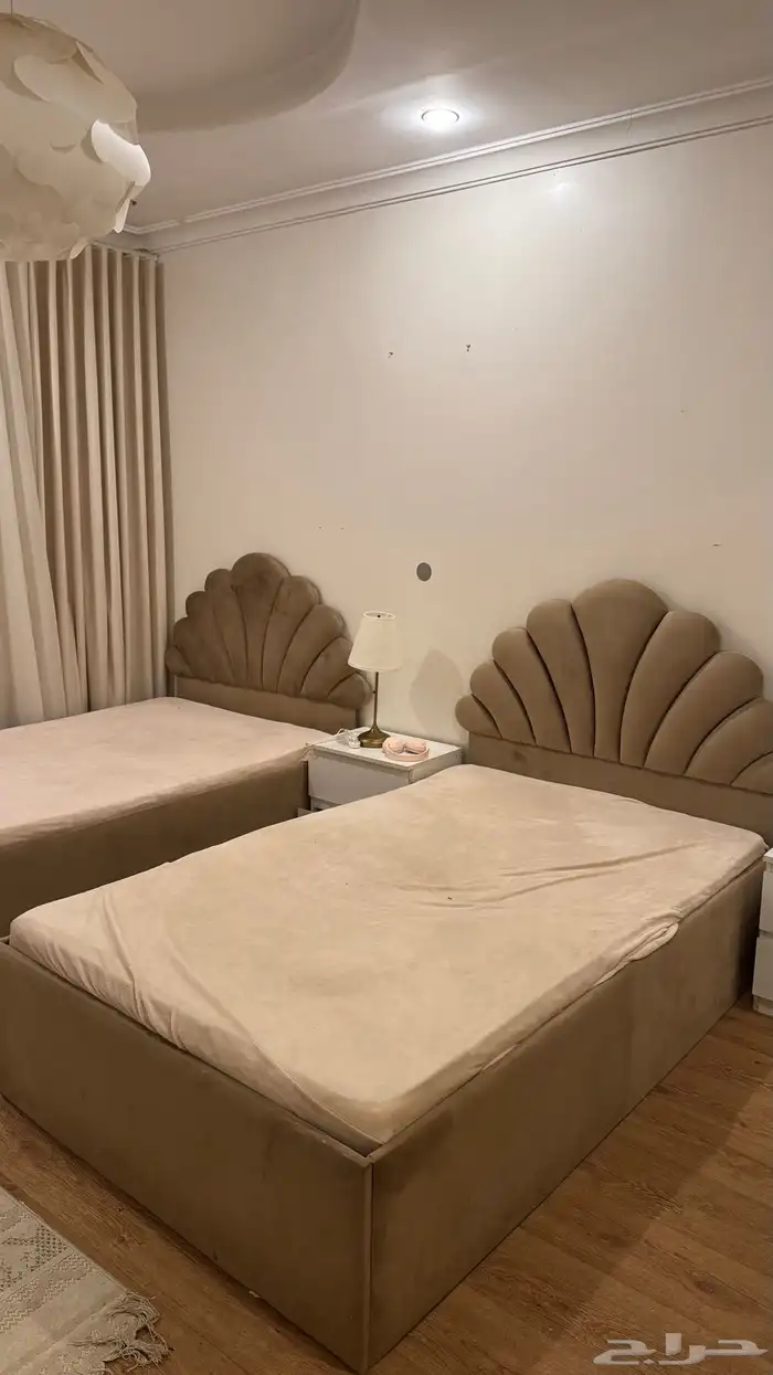 سرير جديد نفر ونص 300 الواحد وكنب صاله 1500 0