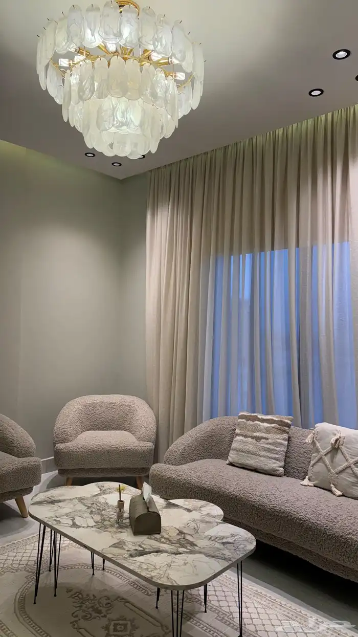 للإيجار شقه فخمه جدا مؤثثه بالكامل في ثروة مقابل الكورنيش 5