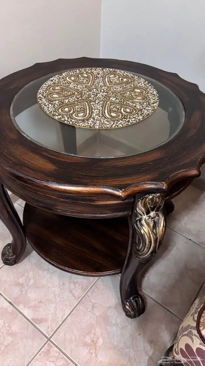 كنب مجلس شبه جديد من مفروشات المطلق وطقم الطاولات والستاره 2