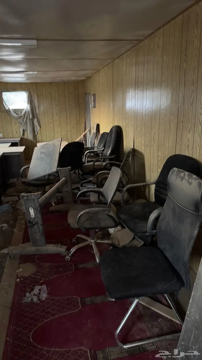 كراسي وطاوله مكتبة ويوجد طابعة 1