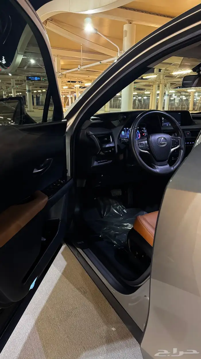 لكزس UX200 بنزين 2021 تيتانيوم وكالة 6
