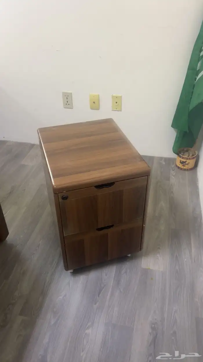 مكتب خشب ثقيل وكرسي متحرك 3