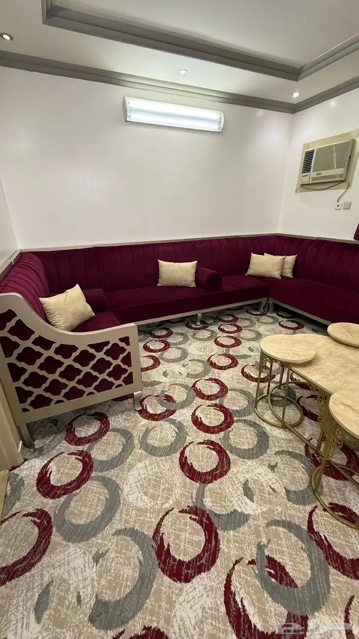 كنب كامل للبيع مع جميع ملحقاته 2