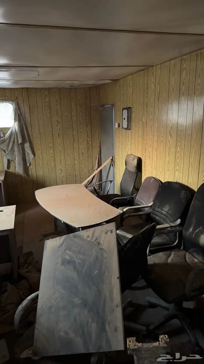 كراسي وطاوله مكتبة ويوجد طابعة 4