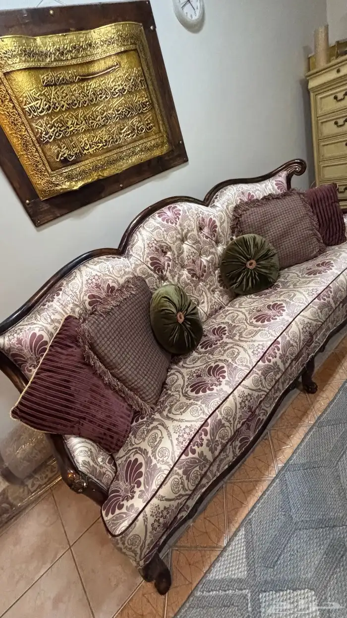 كنب مجلس شبه جديد من مفروشات المطلق وطقم الطاولات والستاره 6