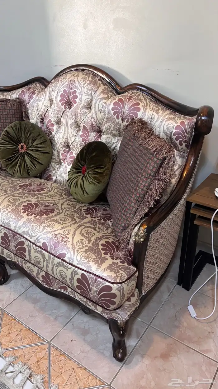 كنب مجلس شبه جديد من مفروشات المطلق وطقم الطاولات والستاره 0