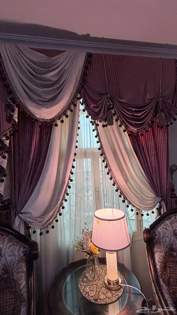 كنب مجلس شبه جديد من مفروشات المطلق وطقم الطاولات والستاره 14