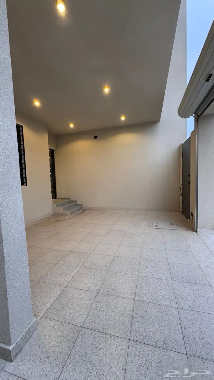 للبيع شقه ارضيه 6 غرف vipمع حوش وبايكه من 540 الف احد رفيده 3