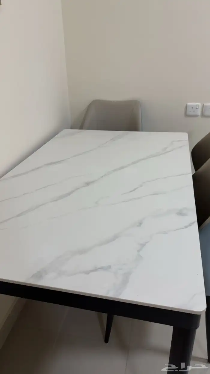 طاوله مع 4 كراسي جديده 0