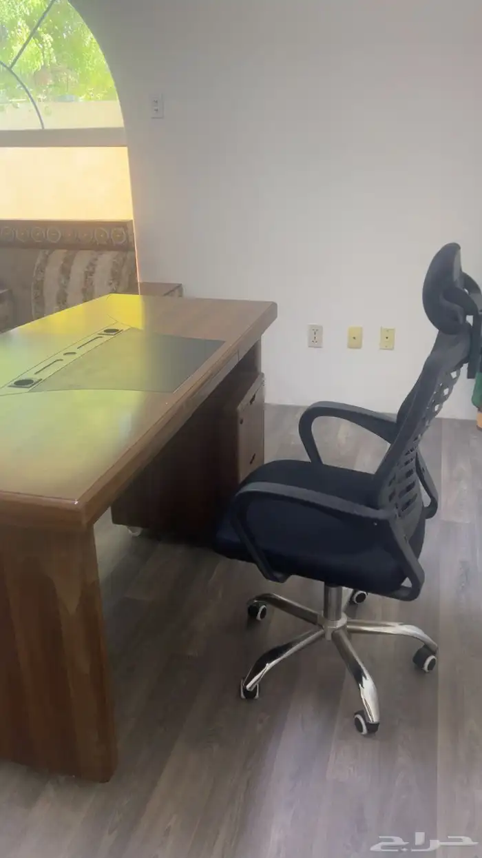 مكتب خشب ثقيل وكرسي متحرك 2