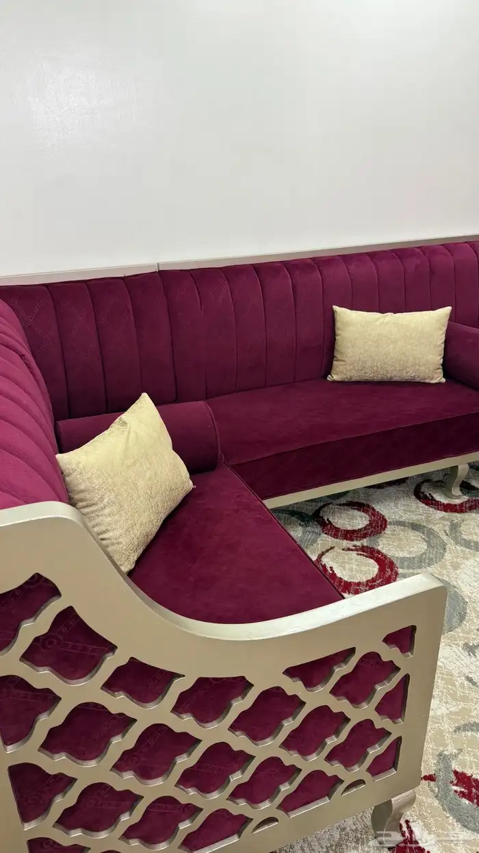 كنب كامل للبيع مع جميع ملحقاته 3