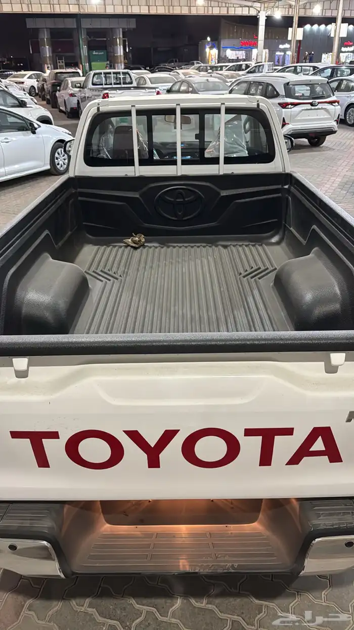 تويوتا هايلوكس GLX ديزل دبل 2025 11