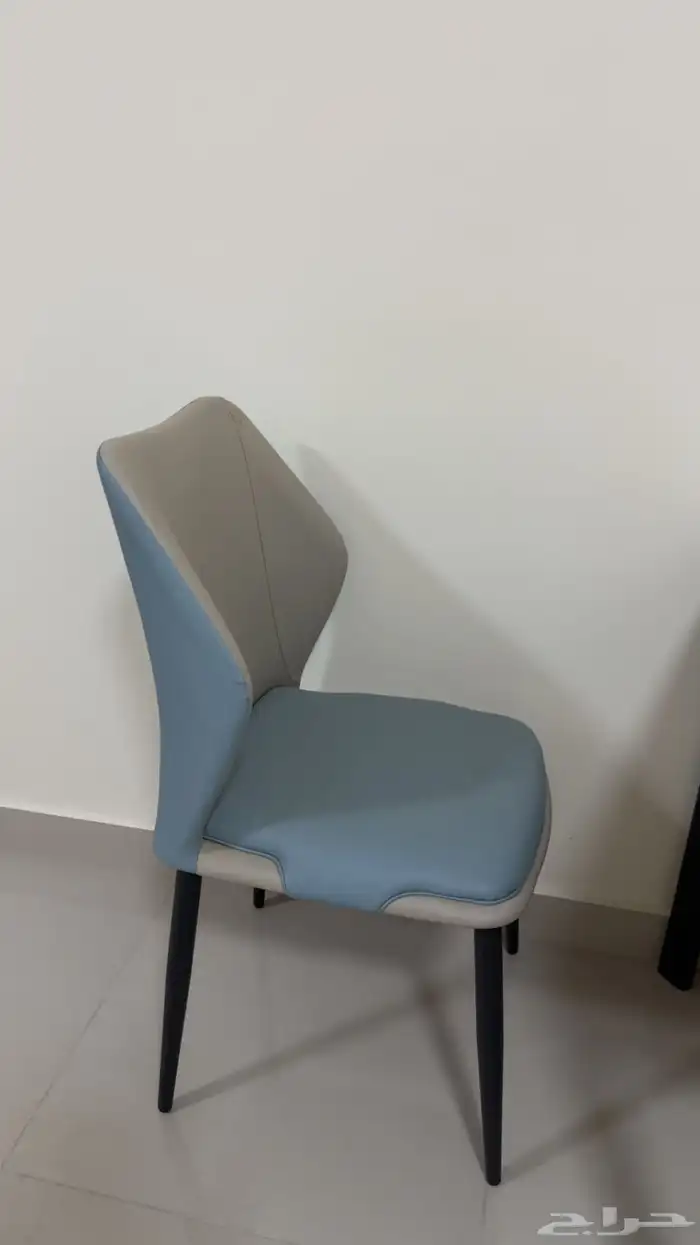 طاوله مع 4 كراسي جديده 1