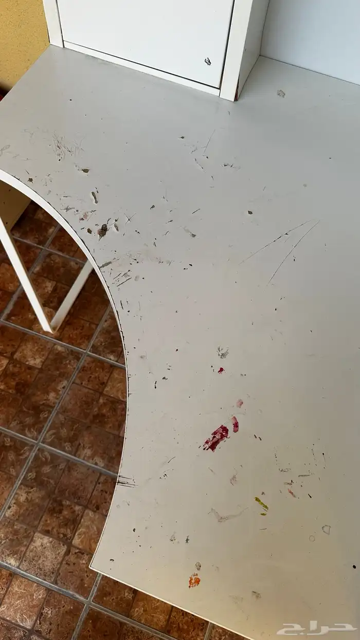 طاولة دراسية للبيع المستعجل جدا 1