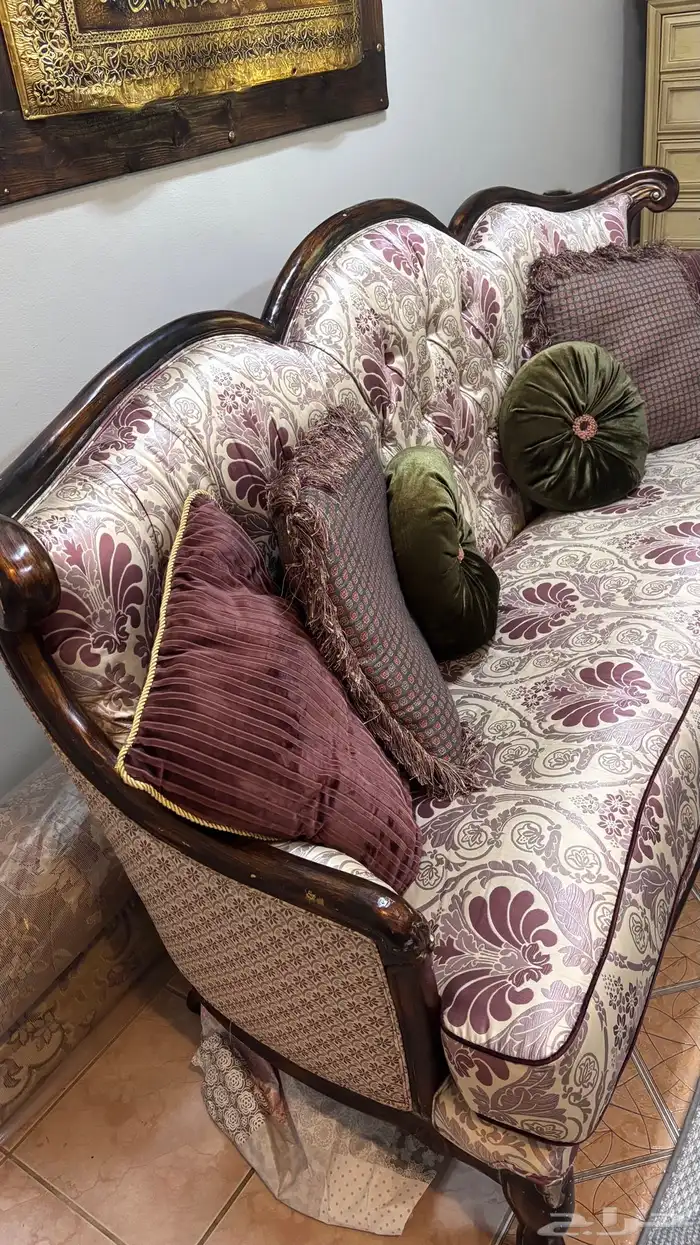 كنب مجلس شبه جديد من مفروشات المطلق وطقم الطاولات والستاره 4