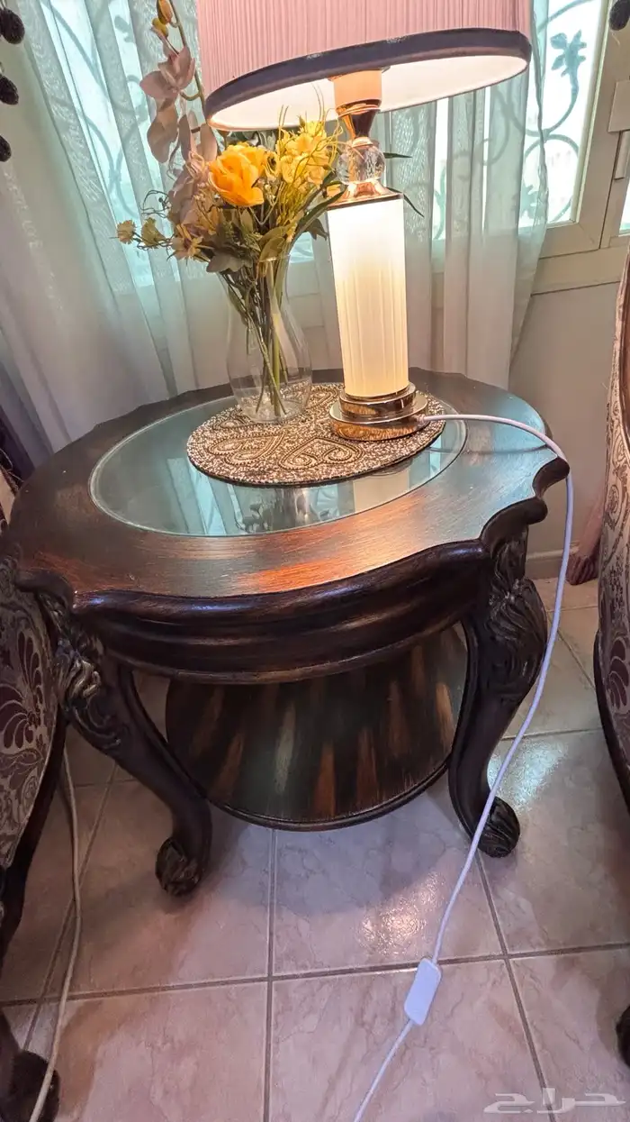 كنب مجلس شبه جديد من مفروشات المطلق وطقم الطاولات والستاره 13