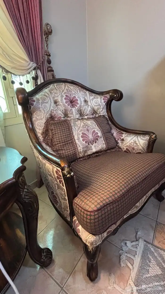 كنب مجلس شبه جديد من مفروشات المطلق وطقم الطاولات والستاره 9