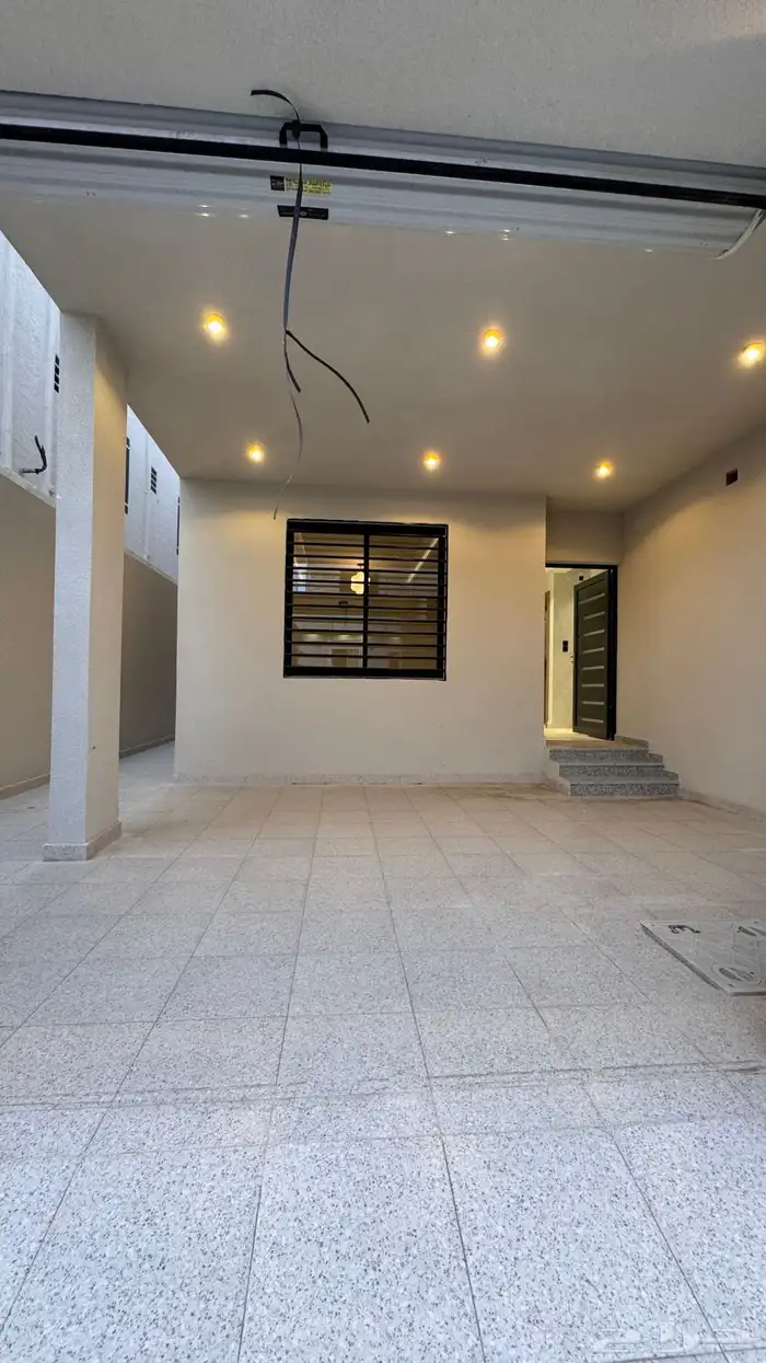 للبيع شقه ارضيه 6 غرف vipمع حوش وبايكه من 540 الف احد رفيده 2