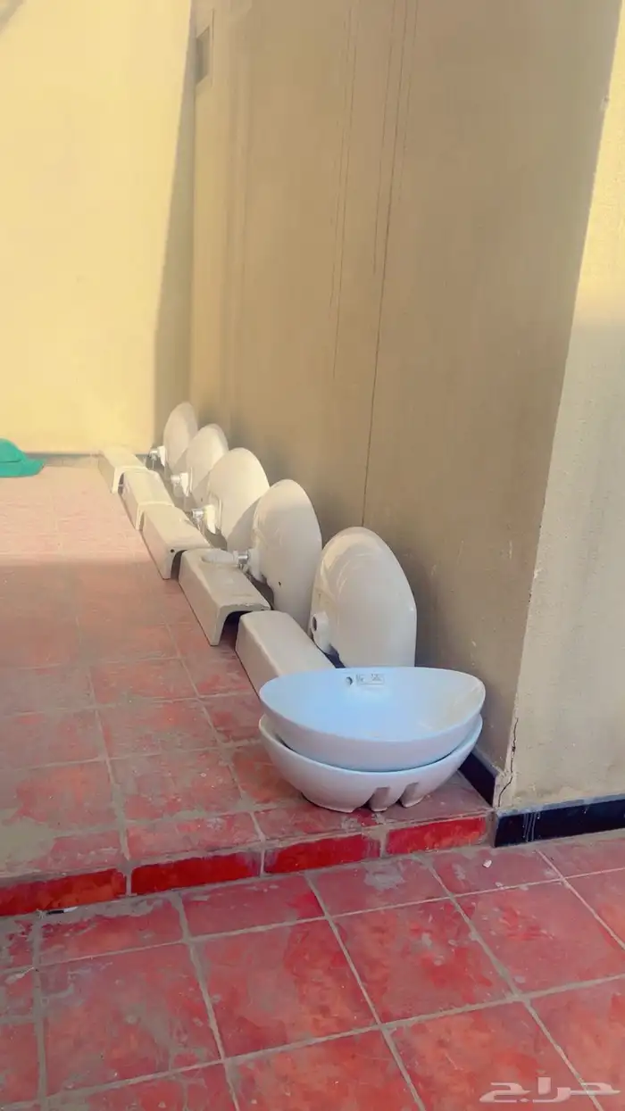 مغاسل دورات المياه عددها خمسة 0