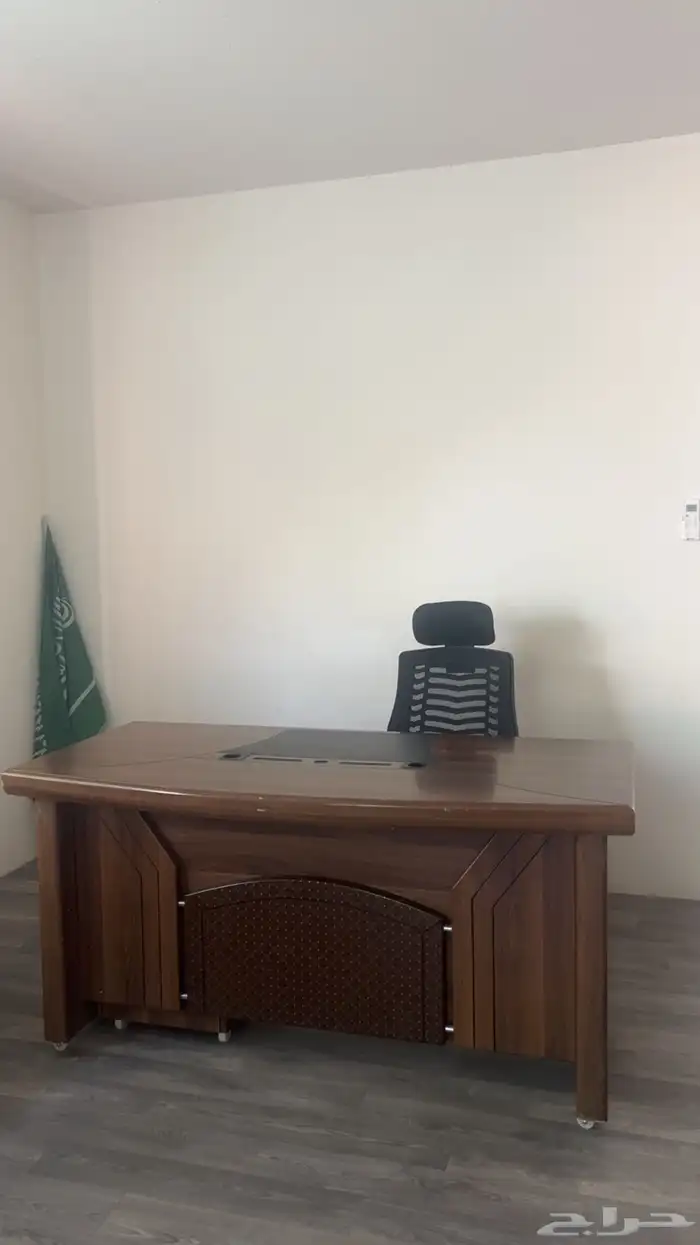 مكتب خشب ثقيل وكرسي متحرك 0