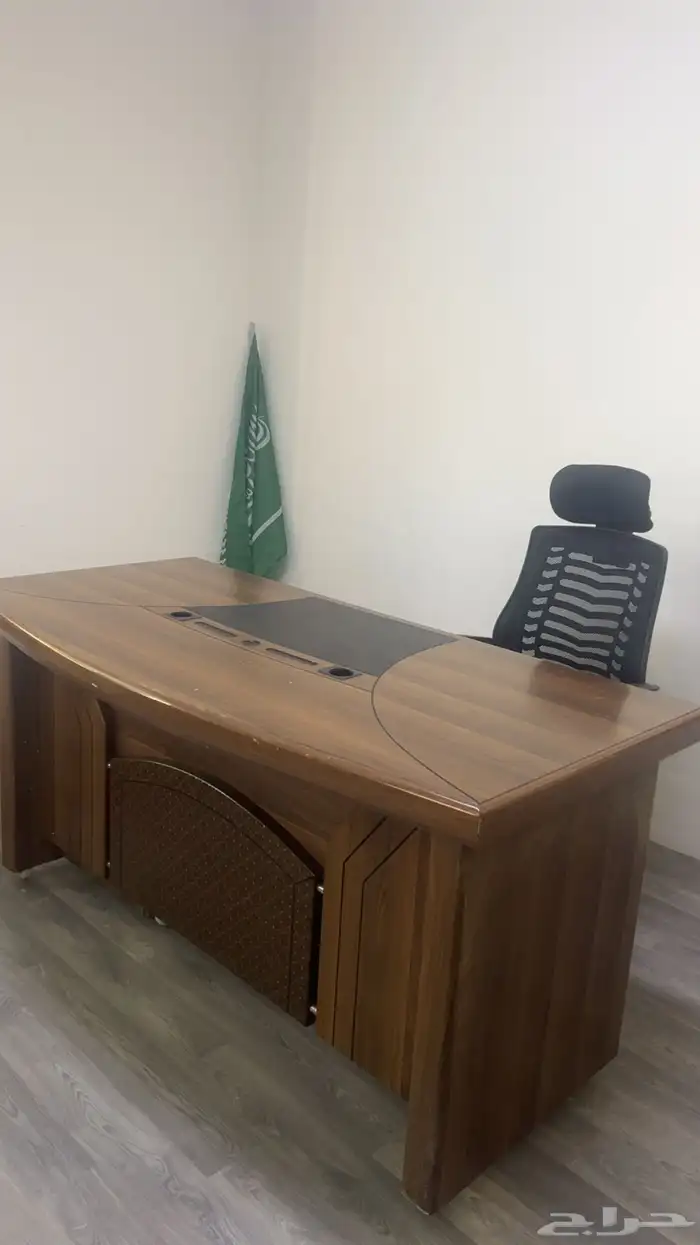 مكتب خشب ثقيل وكرسي متحرك 1