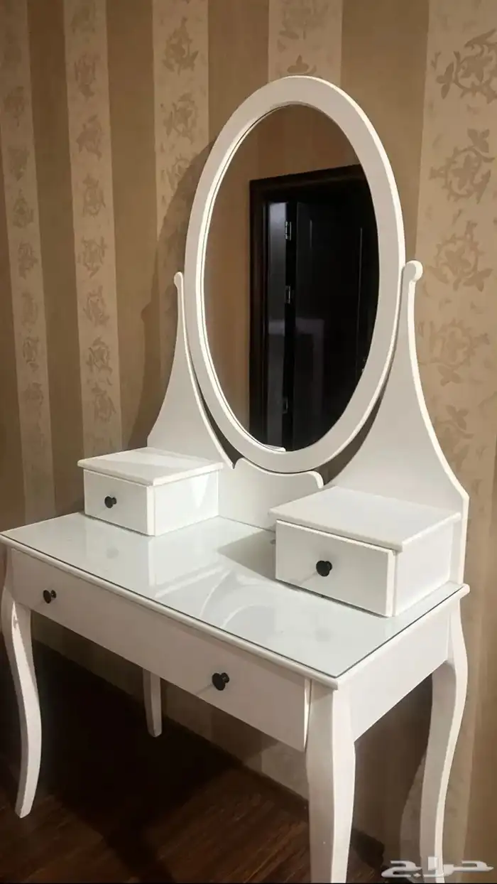 تسريحة بمراية وثلاثة دروج 0