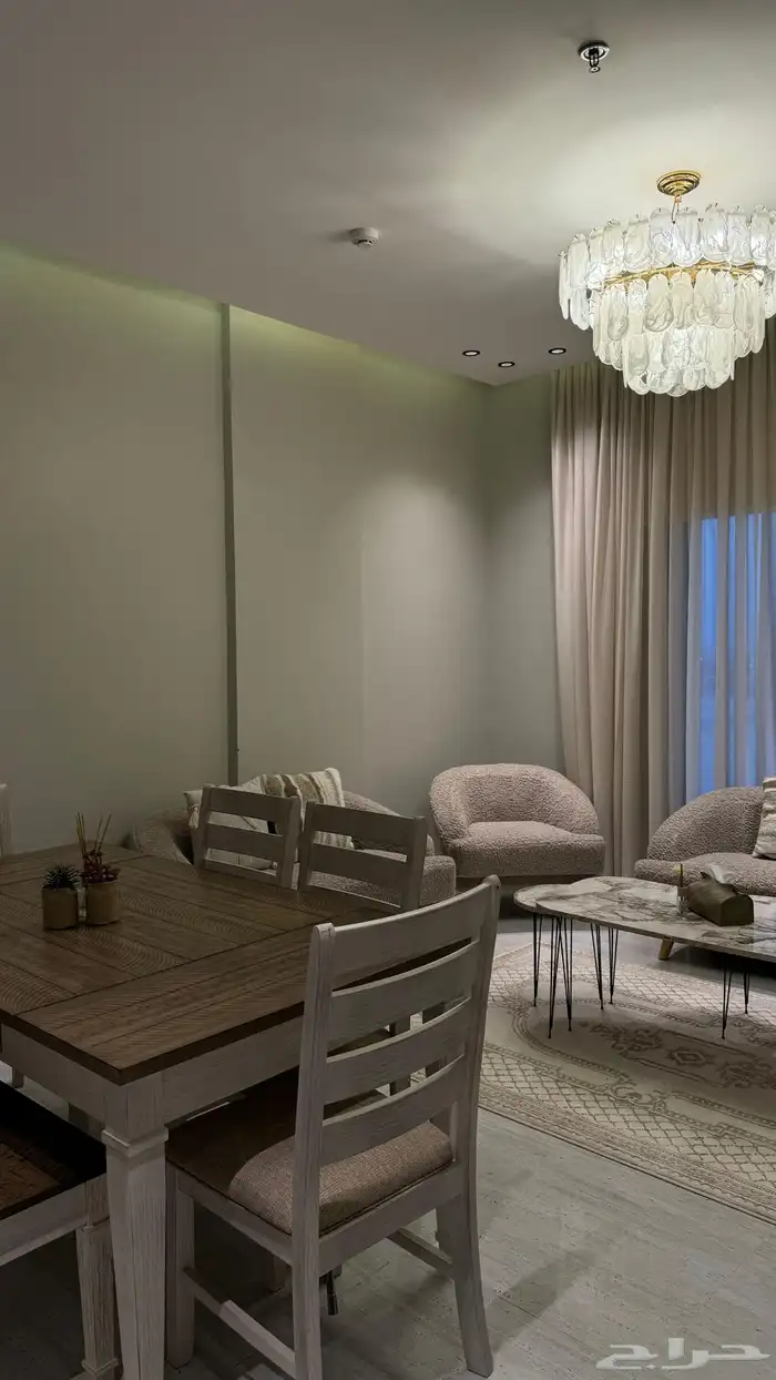 للإيجار شقه فخمه جدا مؤثثه بالكامل في ثروة مقابل الكورنيش 4