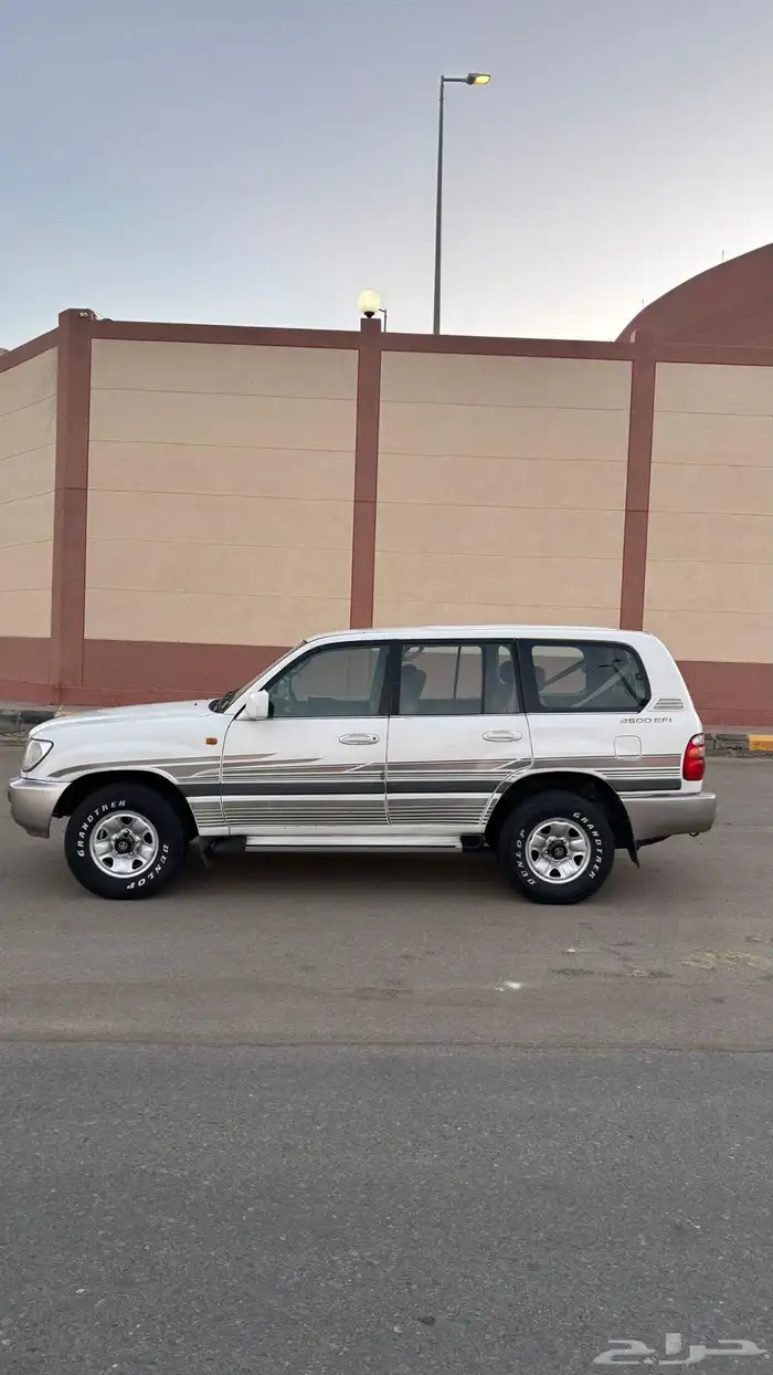 لاند كروزر صالون 10