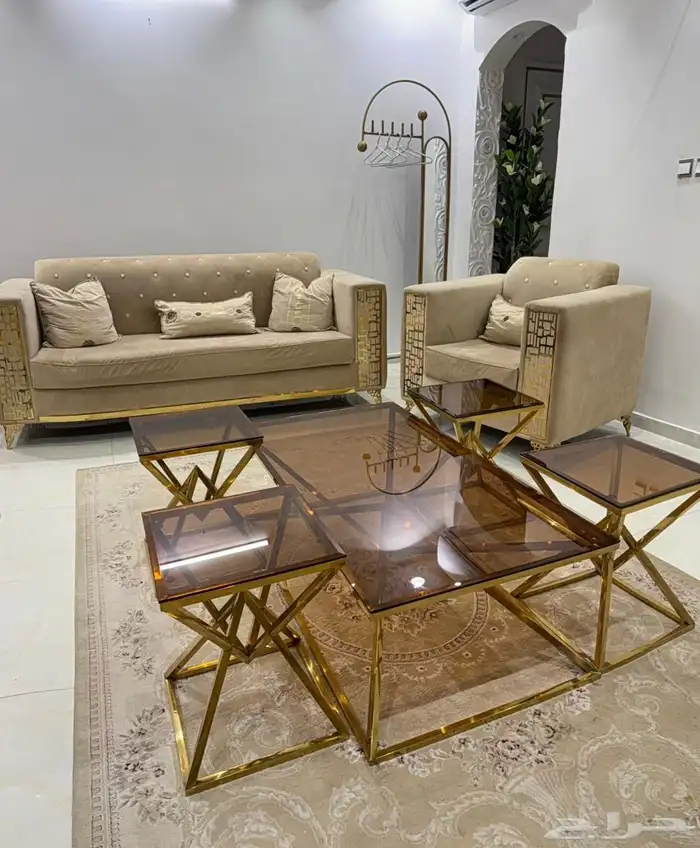 طقم كنب مع طقم طاولة 0